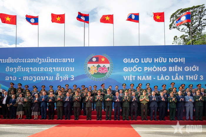 Đoàn đại biểu hai nước tại Cửa khẩu Thanh Thủy, tỉnh Nghệ An. 