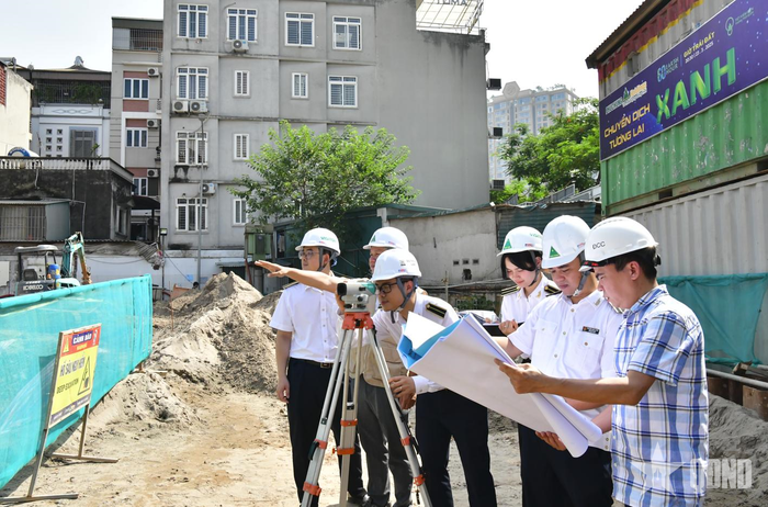 Kiểm toán viên của Kiểm toán Nhà nước kiểm tra, đánh giá chất lượng công trình thi công. Ảnh: MINH THÚY