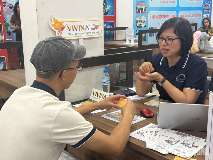 Tạo việc làm, trao cơ hội để thanh niên phát triển toàn diện. Trong ảnh: Thanh niên tìm việc làm tại Trung tâm Dịch vụ việc làm Hà Nội.
