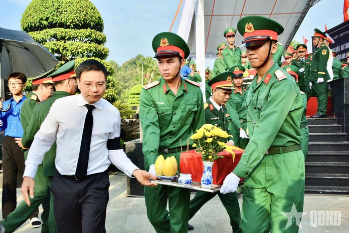 Phó thủ tướng Chính phủ Nguyễn Văn Thắng đưa hài cốt liệt sĩ về nơi an táng.