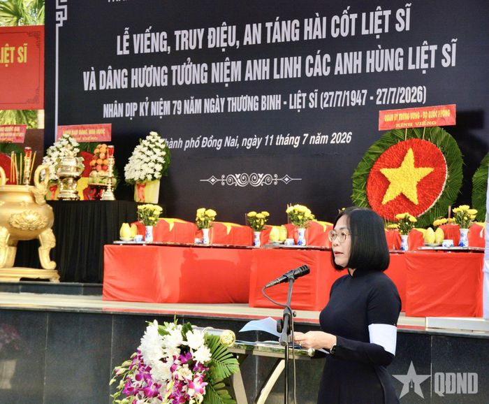  Phó chủ tịch UBND TP Đồng Nai, Trưởng ban Chỉ đạo 515 TP Đồng Nai Nguyễn Thị Hoàng đọc điếu văn tưởng niệm các anh linh liệt sĩ.