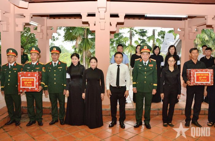 Trao quà của lãnh đạo Đảng, Nhà nước tặng các đơn vị làm nhiệm vụ tìm kiếm, quy tập hài cốt liệt sĩ và Ban quản lý Nghĩa trang Liệt sĩ Bình Phước. 