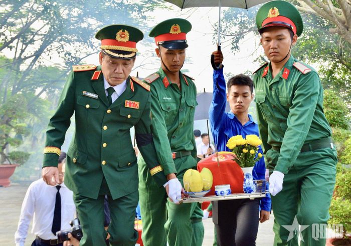Thượng tướng Nguyễn Văn Gấu đưa hài cốt liệt sĩ về nơi an táng. 