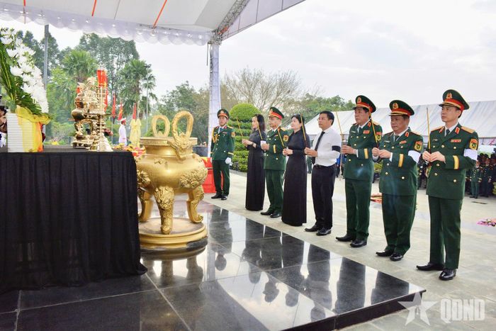 Các đại biểu dâng hương tưởng niệm các anh hùng liệt sĩ.