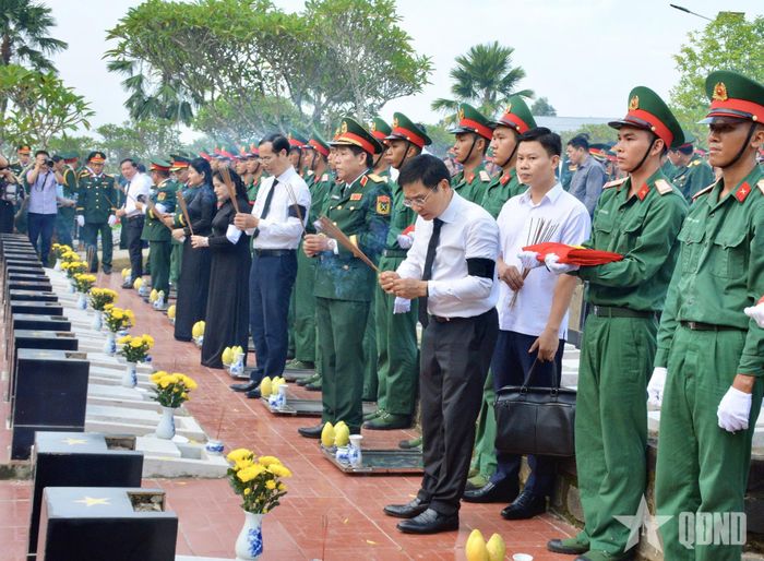 Các đại biểu thành kính thắp nén hương tiễn biệt các anh hùng liệt sĩ. 