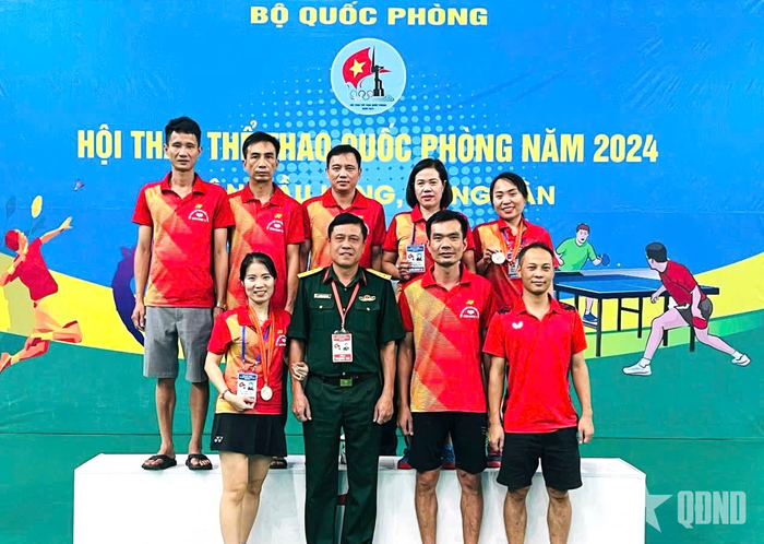 Trung tá QNCN Nguyễn Thị Huệ (ngoài cùng, bên phải, hàng thứ 2) giành huy chương bạc bóng bàn đôi nữ tại Hội thao Thể thao quốc phòng năm 2024.