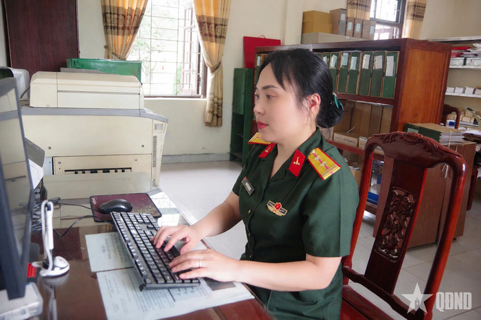 Trung tá QNCN Nguyễn Thị Huệ tận tụy với nhiệm vụ chuyên môn.