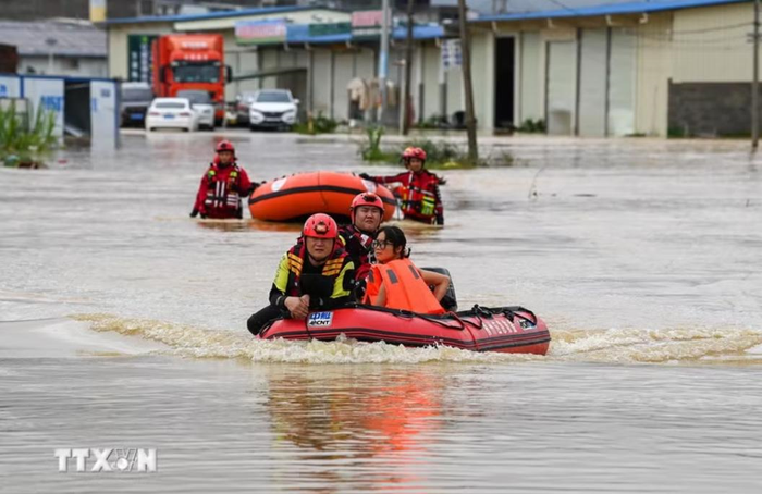 Lực lượng cứu hộ sơ tán người dân tại vùng ngập lụt ở thành phố Nam Ninh, Khu tự trị Choang Quảng Tây, Trung Quốc ngày 6-7-2026.