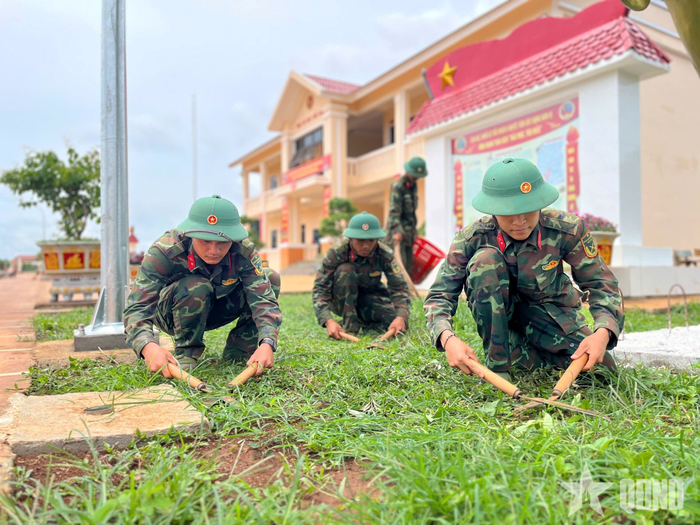  Ngày nghỉ cuối tuần, các trung đội, đại đội đều dành thời gian củng cố cảnh quan môi trường, làm đẹp doanh trại.