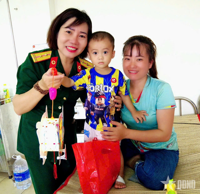 Trung tá QNCN Phạm Thị Thanh Tâm luôn tận tâm với người bệnh. 