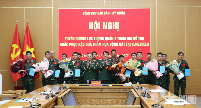 Lãnh đạo Tổng cục Hậu cần-Kỹ thuật trao khen thưởng tặng các tập thể, cá nhân trong thực hiện nhiệm vụ hỗ trợ khắc phục thảm họa động đất tại Venezuela.