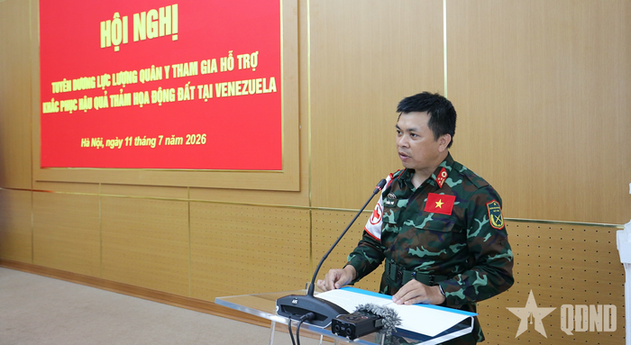 Thượng tá Lê Đắc Phú, Đội trưởng Đội Quân y báo cáo kết quả thực hiện nhiệm vụ tại Venezuela.