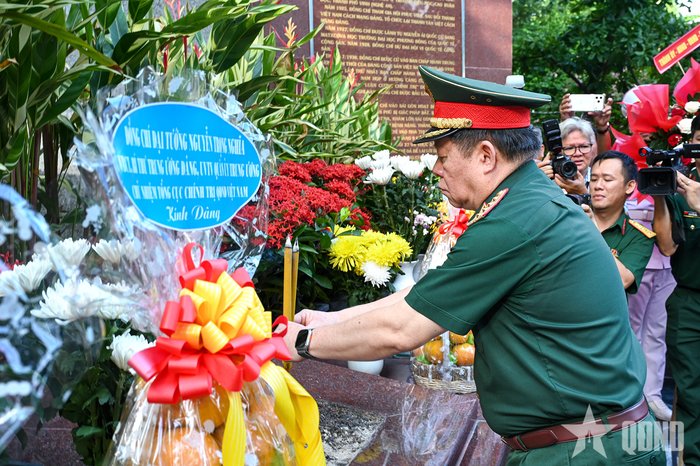 Đại tướng Nguyễn Trọng Nghĩa cùng các đại biểu dâng hoa, dâng hương tại Tượng đài Tổng Bí thư Trần Phú.
