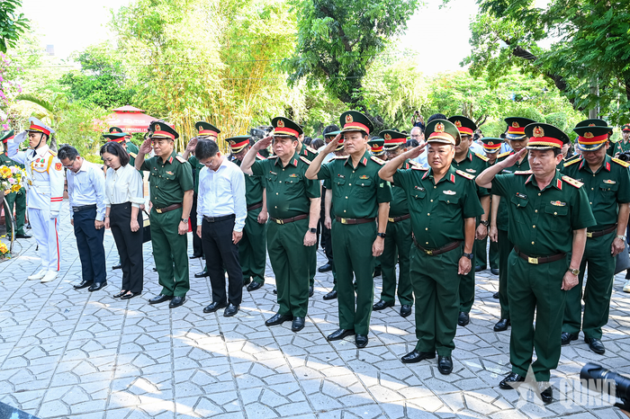 Đại tướng Nguyễn Trọng Nghĩa cùng các đại biểu tại lễ dâng hương.