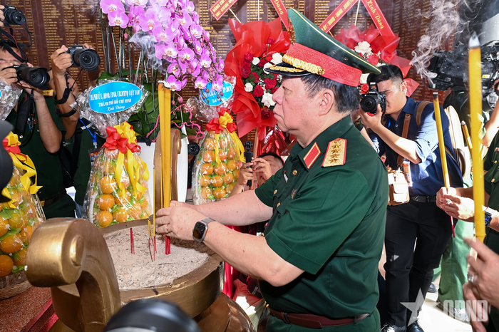 Đại tướng Nguyễn Trọng Nghĩa dâng hương các anh hùng liệt sĩ.