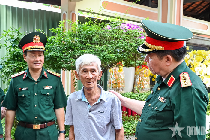 Đại tướng Nguyễn Trọng Nghĩa thăm hỏi nhân chứng cung cấp thông tin về liệt sĩ tại Công viên Lê Thị Riêng.