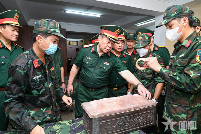 Đại tướng Nguyễn Trọng Nghĩa cùng các đại biểu trực tiếp theo dõi công tác quy tập hài cốt liệt sĩ.
