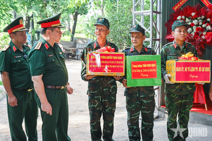 Đại tướng Nguyễn Trọng Nghĩa tặng quà, động viên lực lượng thực hiện nhiệm vụ tại Công viên Lê Thị Riêng.