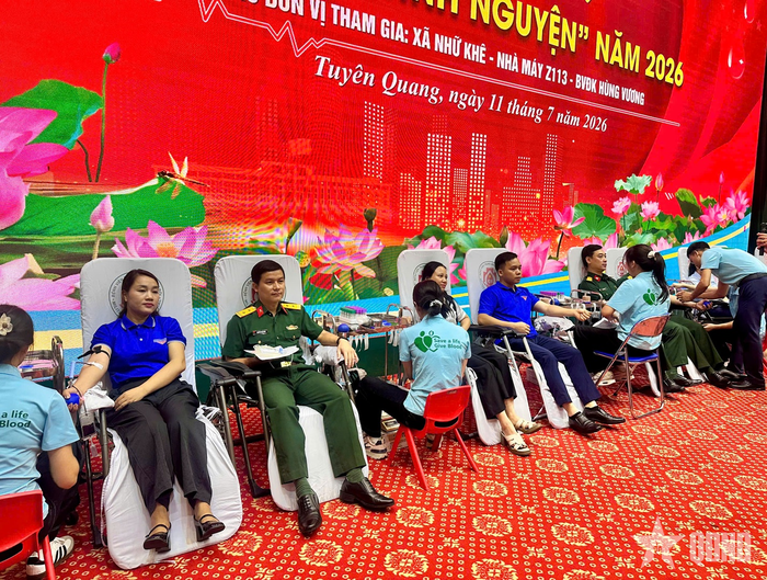 Cán bộ, công nhân viên, người lao động Nhà máy Z129 tham gia hiến máu.