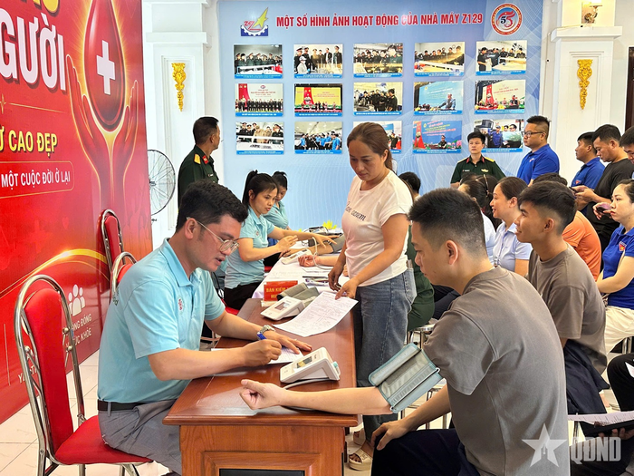 Kiểm tra huyết áp trước khi hiến máu.