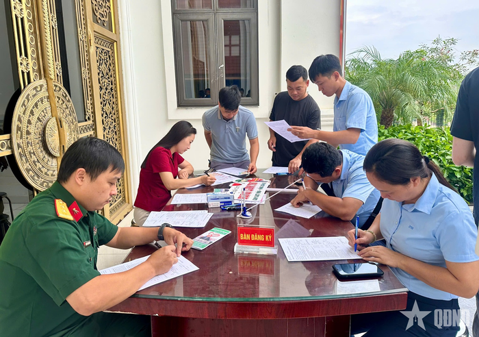 Bàn tiếp nhận đăng ký hiến máu. 