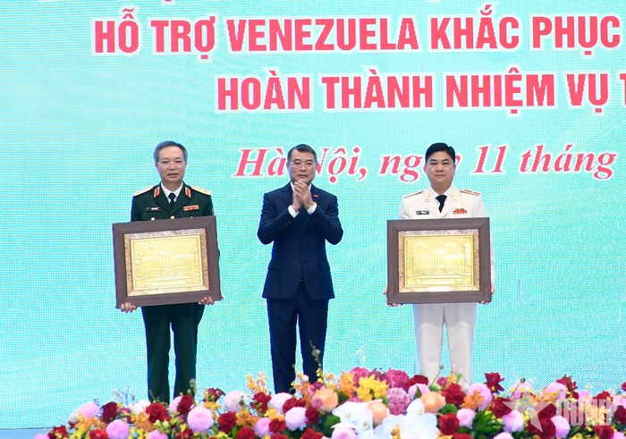  Thủ tướng Lê Minh Hưng trao quà lưu niệm tặng Cục Cứu hộ-Cứu nạn (Bộ Tổng Tham mưu) và Cục Cảnh sát Phòng cháy, Chữa cháy và Cứu nạn, Cứu hộ (Bộ Công an). 