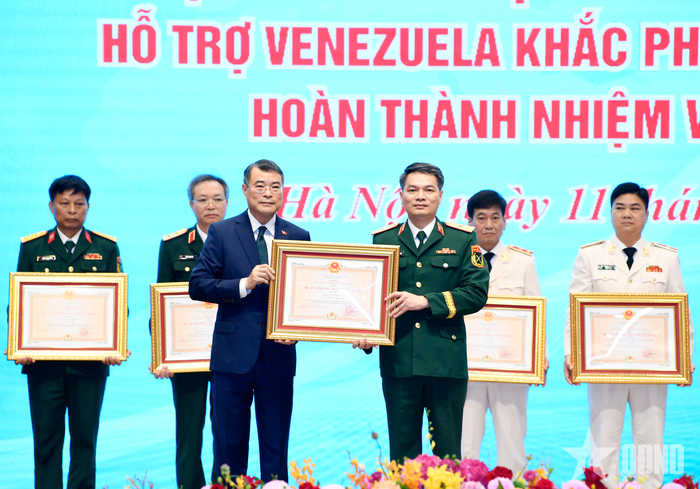 Thủ tướng Lê Minh Hưng trao Huân chương Bảo vệ Tổ quốc hạng Nhì và hạng Ba tặng các tập thể.