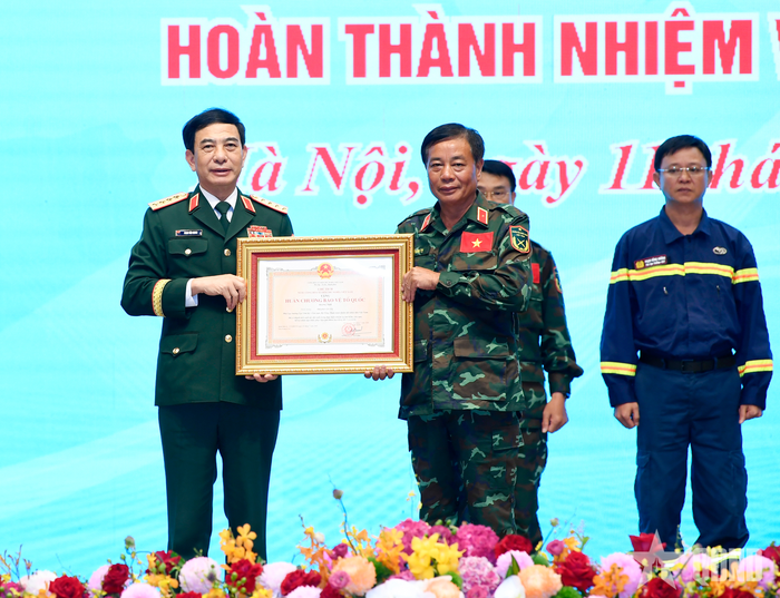  Đại tướng Phan Văn Giang trao Huân chương Bảo vệ Tổ quốc hạng Nhì và hạng Ba tặng 10 cá nhân.