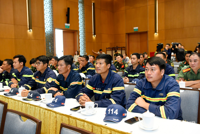 Các thành viên Đoàn công tác Bộ Quốc phòng và Bộ Công an tham dự lễ tuyên dương. 