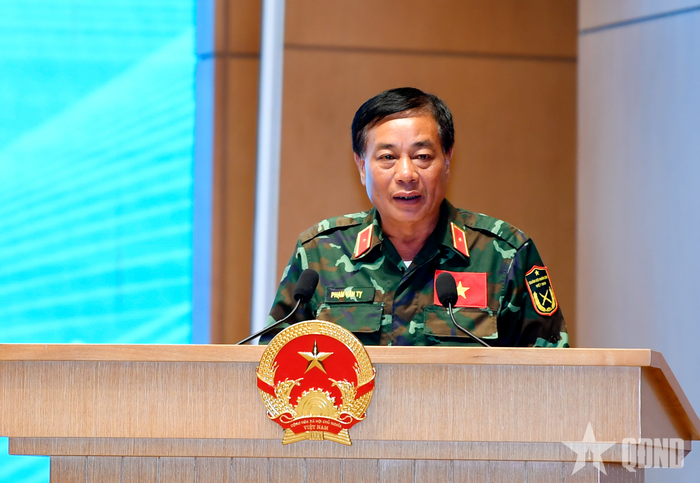  Thiếu tướng Phạm Văn Tỵ, Phó cục trưởng Cục Cứu hộ-Cứu nạn, Trưởng đoàn công tác Bộ Quốc phòng báo cáo tại buổi lễ. 