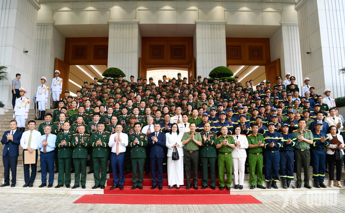  Thủ tướng Lê Minh Hưng, Đại tướng Phan Văn Giang cùng các đại biểu và Đoàn công tác Việt Nam. 
