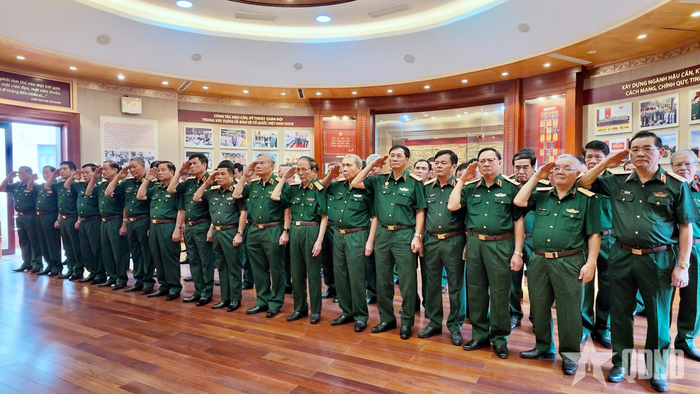 Các đại biểu dâng hương tưởng niệm Chủ tịch Hồ Chí Minh.