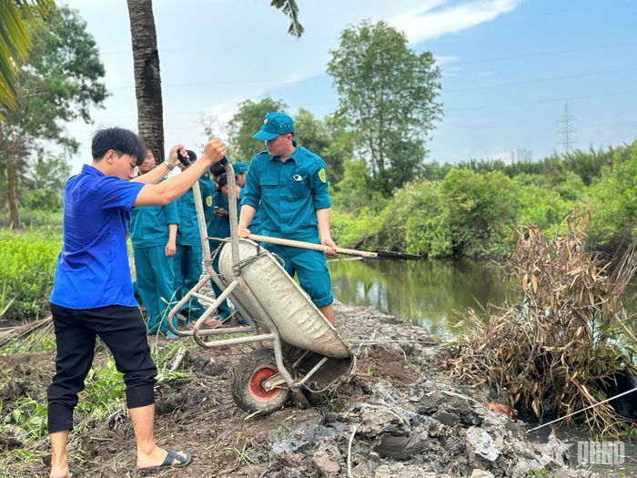  Các lực lượng kịp thời khắc phục đoạn đường sạt lở. 