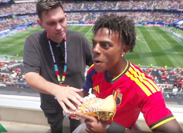 IshowSpeed (phải) ngạc nhiên khi nhận món quà mà Ronaldo gửi tặng. Ảnh chụp màn hình