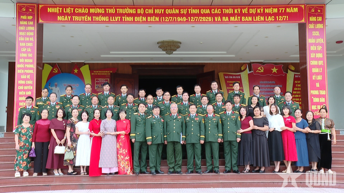  Các đại biểu chụp ảnh lưu niệm tại buổi gặp mặt.