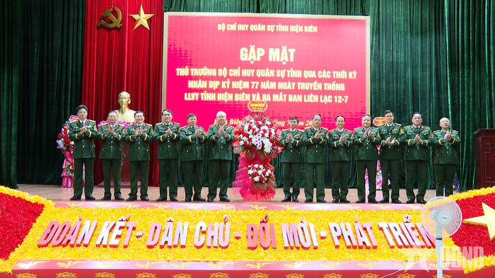 Ban Liên lạc 12-7 chính thức ra mắt tại buổi gặp mặt.