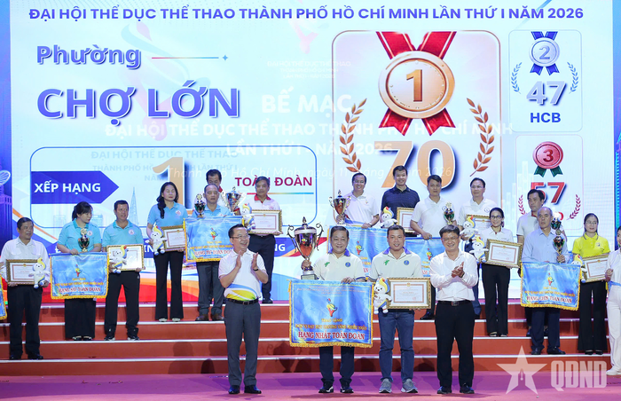 Ban tổ chức trao hạng nhất toàn đoàn cho phường Chợ Lớn.
