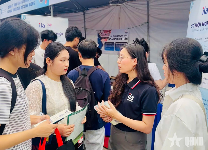 Thông qua ngày hội việc làm, các doanh nghiệp tư vấn đến sinh viên, lao động trẻ về xu hướng thị trường lao động, yêu cầu nghề nghiệp trong bối cảnh mới. 