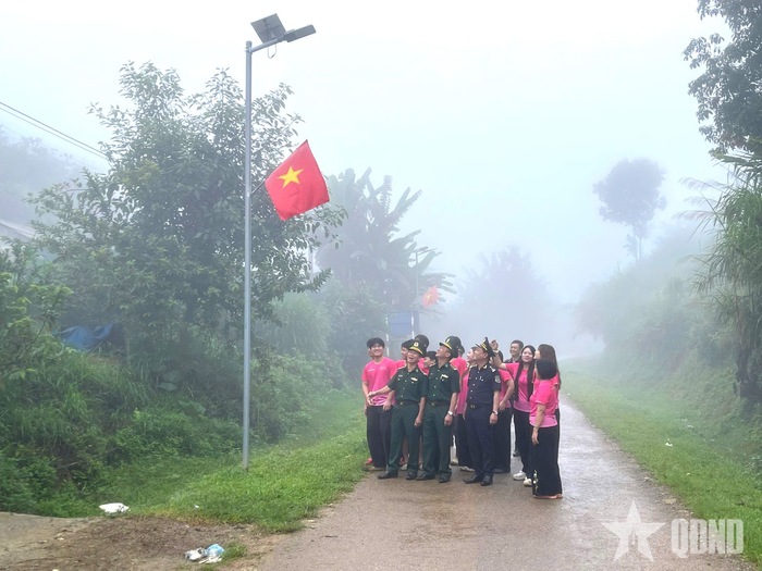  Công trình “Thắp sáng vùng biên” góp phần thay đổi diện mạo tại bản Đin Chí, xã Yên Sơn.