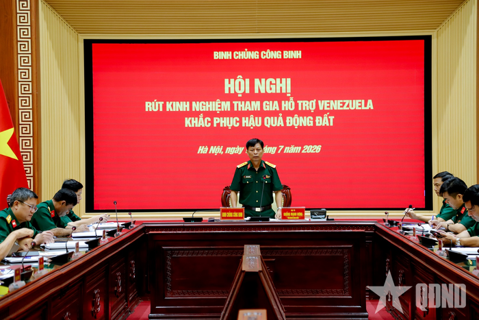 Đại tá Khổng Mạnh Hưng, Phó chính ủy Binh chủng Công binh chủ trì hội nghị.
