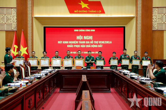 Khen thưởng tặng các tập thể, cá nhân có thành tích xuất sắc trong thực hiện nhiệm vụ hỗ trợ Venezuela khắc phục hậu quả động đất.