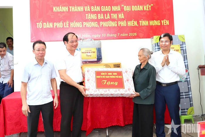 Lãnh đạo cấp ủy, chính quyền địa phương tặng quà gia đình bà Lã Thị Hà.
