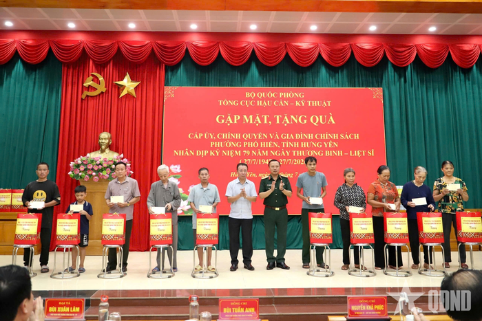 Lãnh đạo Tổng cục Hậu cần-Kỹ thuật cùng cấp ủy chính, chính quyền địa phương tặng quà các gia đình chính sách và hộ nghèo.