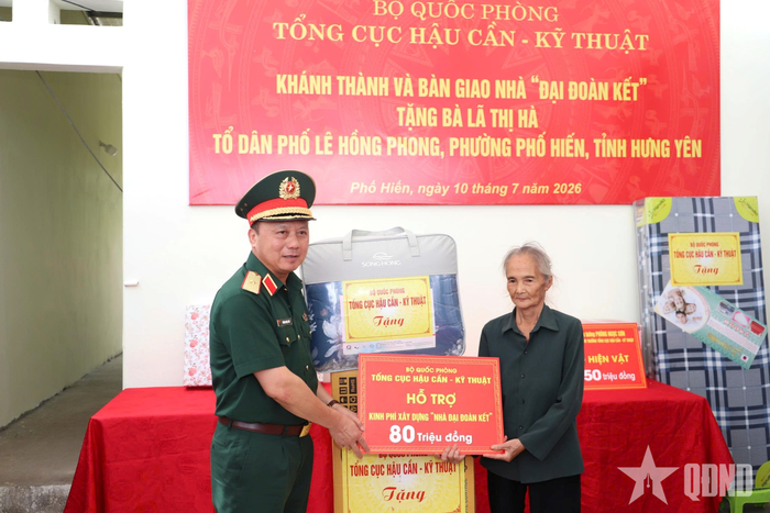 Lãnh đạo Tổng cục Hậu cần-Kỹ thuật trao kinh phí và quà tặng gia đình bà Lã Thị Hà.