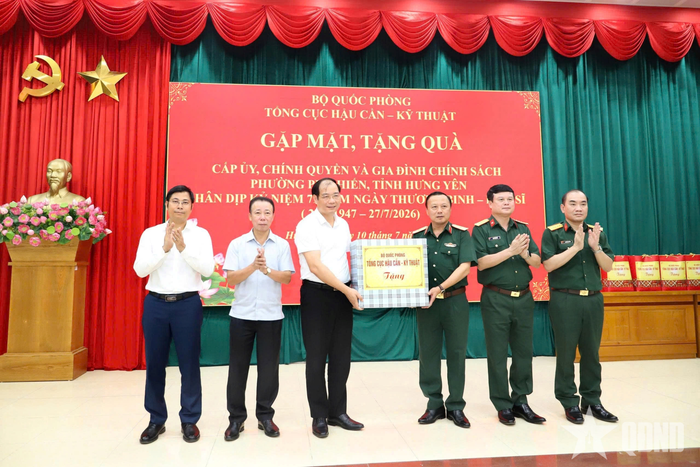 Thiếu tướng Phùng Ngọc Sơn trao quà tặng cấp ủy, chính quyền phường Phố Hiến, tỉnh Hưng Yên.