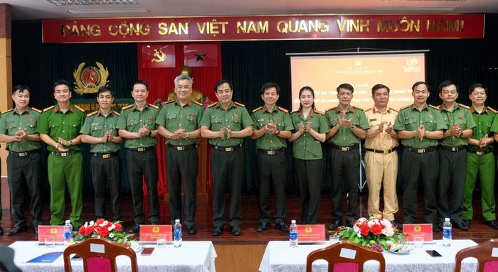 Các đại biểu tham dự buổi lễ khai mạc chụp ảnh lưu niệm.