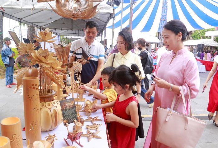 Các em nhỏ thích thú tham quan gian hàng thủ công mỹ nghệ.