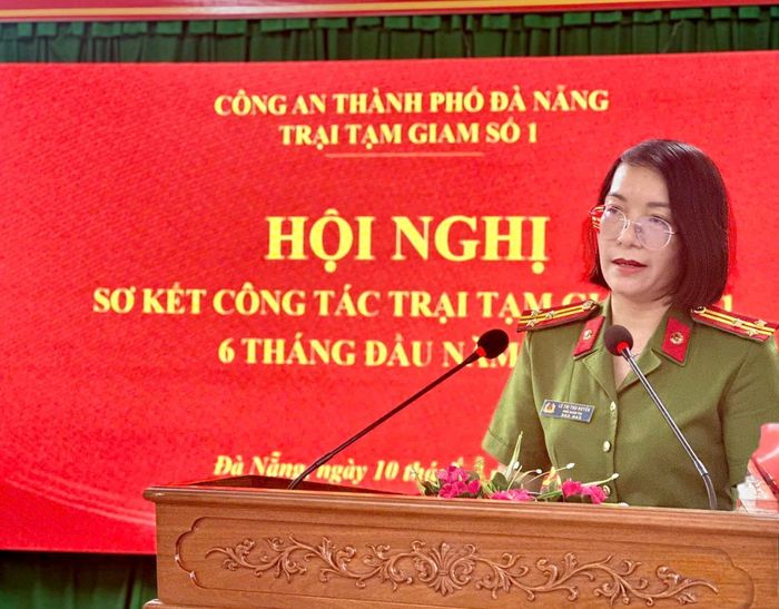 Thượng tá Lê Thị Thu Huyền - Phó Giám thị Trại Tạm giam số 1 báo cáo tình hình hoạt động 6 tháng đầu năm 2026 của đơn vị.