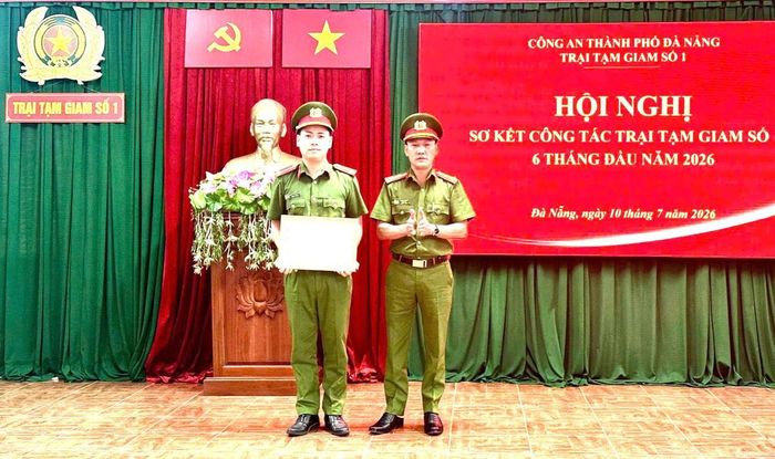 Thừa ủy quyền, Đại tá Hoàng Tiến Sỹ - Giám thị Trại Tạm giam số 1 trao Bằng khen của Bộ trưởng Bộ Công an.
