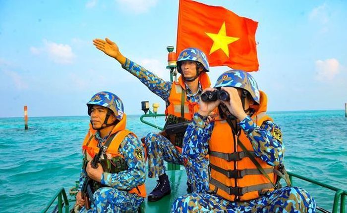 Bảo vệ vững chắc chủ quyền biển, đảo gắn với giữ vững môi trường hòa bình, ổn định và phát triển bền vững là yêu cầu chiến lược xuyên suốt trong sự nghiệp xây dựng và bảo vệ Tổ quốc.